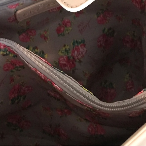 NWT Betsey Johnson Jessie Solid Bucket Shoulder Bag - Picture 4 of 4